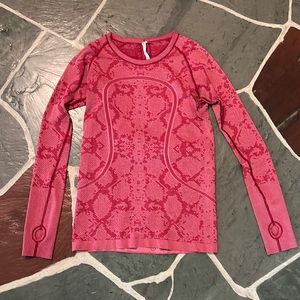 Lululemon Swiftly Tech Long Sleeve cranberry/pink Snakeskin Print- size 8